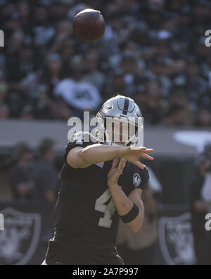 Oakland, États-Unis. 06Th Nov, 2019. Oakland Raiders quarterback Derek Carr (4) lance contre les Lions de Détroit dans la seconde moitié au Colisée à Oakland, Californie le dimanche, Novembre 3, 2019. Les raiders battu les Lions 31-24. Photo par Terry Schmitt/UPI UPI : Crédit/Alamy Live News Banque D'Images