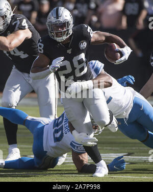 Oakland, États-Unis. 06Th Nov, 2019. Oakland Raiders running back Josh Edwards (28) s'exécute dans le premier trimestre contre les Detroit Lions au Colisée à Oakland, Californie le dimanche, Novembre 3, 2019. Les raiders battu les Lions 31-24. Photo par Terry Schmitt/UPI UPI : Crédit/Alamy Live News Banque D'Images