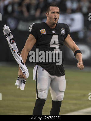 Oakland, États-Unis. 06Th Nov, 2019. Oakland Raiders quarterback Derek Carr (4) Malaxe jusqu'les fans dans le quatrième qurter contre les Lions de Détroit au Colisée à Oakland, Californie le dimanche, Novembre 3, 2019. Les raiders battu les Lions 31-24. Photo par Terry Schmitt/UPI UPI : Crédit/Alamy Live News Banque D'Images