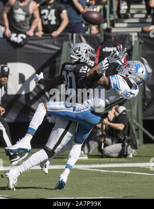 Oakland, États-Unis. 06Th Nov, 2019. Detroit Lions receveur Marvin Jones Jr. (11) tire dans une cour 47 passer de QB Matthew Stafford en premier trimestre comme il est defendesd par Oakland Raiders Daryl Worley (20) au Colisée à Oakland, Californie le dimanche, Novembre 3, 2019. Les raiders battu les Lions 31-24. Photo par Terry Schmitt/UPI UPI : Crédit/Alamy Live News Banque D'Images