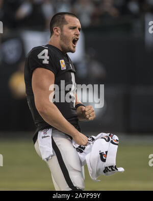 Oakland, États-Unis. 06Th Nov, 2019. Oakland Raiders quarterback Derek Carr (4) Malaxe jusqu'les fans dans le quatrième qurter contre les Lions de Détroit au Colisée à Oakland, Californie le dimanche, Novembre 3, 2019. Les raiders battu les Lions 31-24. Photo par Terry Schmitt/UPI UPI : Crédit/Alamy Live News Banque D'Images