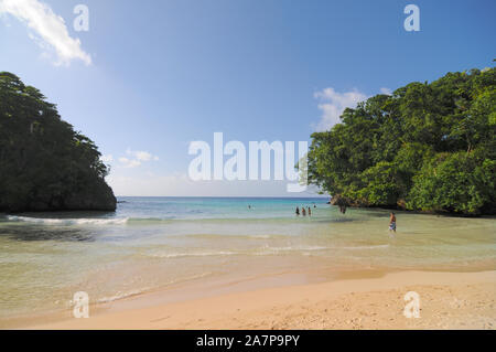 Port Antonio, Jamaïque, Portland - 11 juin 2017 : Belle vue sur Frenchmen's Cove Beach avec quelques syndicats bénéficiant l'eau près de Port Antonio, Ja Banque D'Images