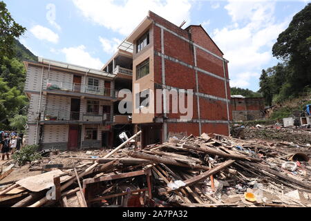 Vue d'immeubles touchés dans la zone de glissement de terrain causé par le typhon Lekima, le neuvième typhon de l'année, dans la ville de Wenzhou Yongjia county, Chine orientale, Zh.s Banque D'Images