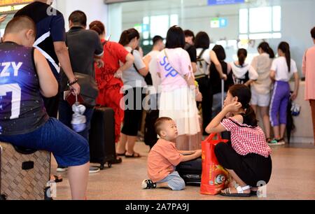 Voyageurs d'attendre en ligne pour obtenir un remboursement de leur billet à la gare de l'ouest de Jinan Jinan en ville, est de la Chine.s la province de Shandong, le 11 août 2019. Banque D'Images