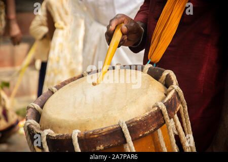 L'exécution de la forme d'art indien Chanda ou chande percussion cylindrique batterie jouer lors de la cérémonie Banque D'Images