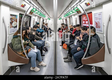 --FILE--Chinese passagers utilisent leurs smartphones pour surfer sur Internet dans un train de métro dans la ville de Chengdu, dans le sud-ouest de la province chinoise du Sichuan, 3 Janvier Banque D'Images