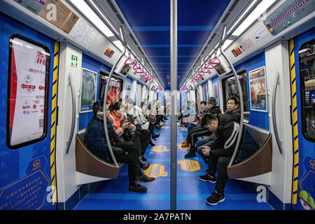 --FILE--Chinese passagers utilisent leurs smartphones pour surfer sur Internet dans un train de métro dans la ville de Chengdu, dans le sud-ouest de la province chinoise du Sichuan, 3 Janvier Banque D'Images