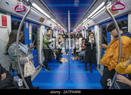 --FILE--Chinese passagers utilisent leurs smartphones pour surfer sur Internet dans un train de métro dans la ville de Chengdu, dans le sud-ouest de la province chinoise du Sichuan, 3 Janvier Banque D'Images