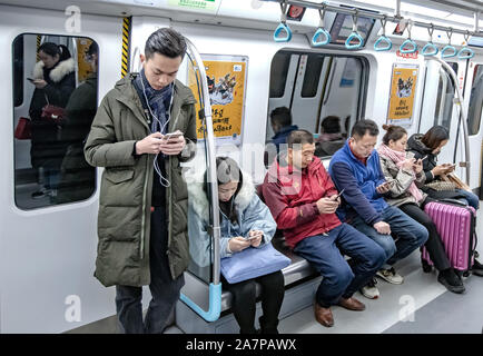 --FILE--Chinese passagers utilisent leurs smartphones pour surfer sur Internet dans un train de métro dans la ville de Chengdu, dans le sud-ouest de la province chinoise du Sichuan, 3 Janvier Banque D'Images