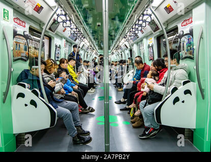 --FILE--Chinese passagers utilisent leurs smartphones pour surfer sur Internet dans un train de métro dans la ville de Chengdu, dans le sud-ouest de la province chinoise du Sichuan, le numb Banque D'Images