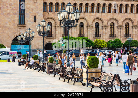 Yerevan , Arménie - 16 août 2019 : les gens de marcher sur la place de la République monument d'Erevan, capitale de l'Arménie Banque D'Images