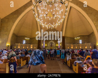 Yerevan , Arménie - 16 août 2019 : les gens priant Saint Grégoire l'Illuminateur monument Cathédrale de Erevan capitale de l'Arménie Banque D'Images