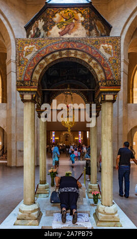 Yerevan , Arménie - 16 août 2019 : les gens priant Saint Grégoire l'Illuminateur monument Cathédrale de Erevan capitale de l'Arménie Banque D'Images