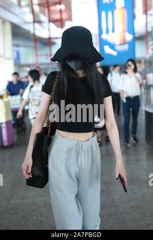 L'actrice chinoise Yang Mi arrive à l'Aéroport International de Pékin après l'atterrissage à Beijing, Chine, 28 août 2019. Sac à main Chanel : Banque D'Images