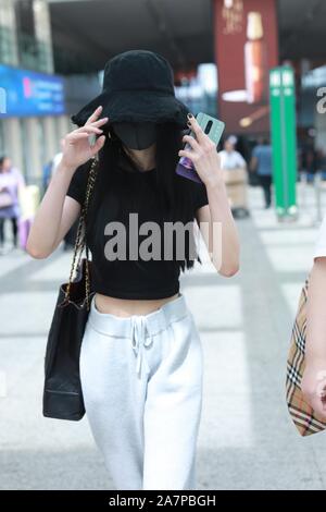 L'actrice chinoise Yang Mi arrive à l'Aéroport International de Pékin après l'atterrissage à Beijing, Chine, 28 août 2019. Sac à main Chanel : Banque D'Images