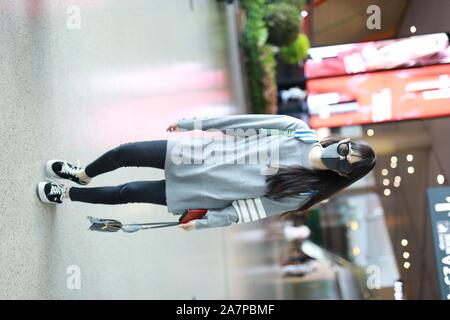 Musicien taïwanais et l'actrice Nana Ou-Yang ou Ouyang Nana arrive à l'Aéroport International de Shanghai Hongqiao avant le départ à Shanghai, Chine, Banque D'Images