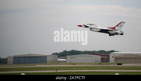 La 122e Escadre de chasse a organisé un spectacle aérien public libre, 8 et 9 juin 2019, à la 122e Escadre de chasse, de l'Indiana Air National Guard Base à Fort Wayne, Indiana. Les Fort Wayne), où un Air show aérien par l'Thunderbirds, la United States Air Force, l'équipe de démonstration de vol de précision. (U.S. Photo de la Garde nationale aérienne Aviateur Senior Rita Jimenez) Banque D'Images