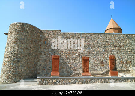 Cross-Stones ou magnifique Khatchkar à l'entrée du monastère de Khor Virap, Ararat, l'Arménie Province Banque D'Images