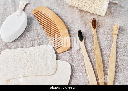 Ensemble pour la baignade naturelle de brosses à dents en bambou, luffa spongle et brosse en bois sur fond de lin. Zéro déchets aucun concept en plastique Banque D'Images