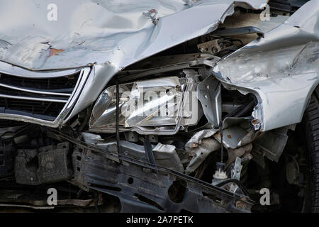 Partie avant d'un véhicule après un accident de voiture Banque D'Images