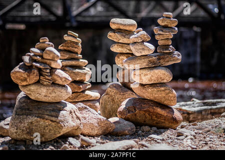 Close Up dans le lit d'une rivière.pile de cailloux. En équilibre sur une rivière background.Rocks Stacked Banque D'Images