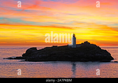 Coucher de soleil au phare de godrevy, st.ives bay, Cornwall, Angleterre. Banque D'Images