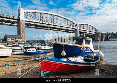 Les bateaux de pêche de la rivière tamar à saltash cornouailles, le célèbre Royal Albert bridge conçu par Isambard Kingdom Brunel dans l'arrière-plan Banque D'Images