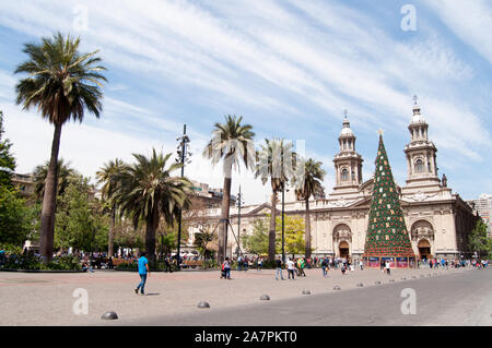 SANTIAGO, CHILI - Plaza de Armas est la place principale de Santiago. Arbre de Noël et les gens qui marchent dans la place. Banque D'Images