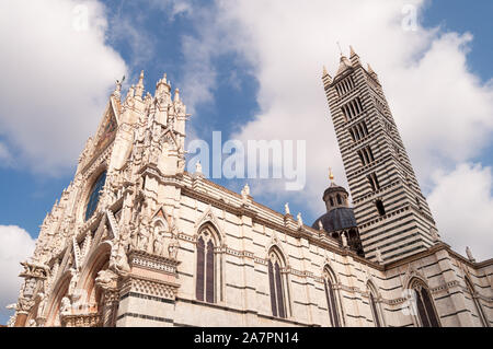 Sienne, Italie - Détail de l'extérieur de la cathédrale (Duomo), église médiévale à Sienne, dédié à ses premières heures Banque D'Images