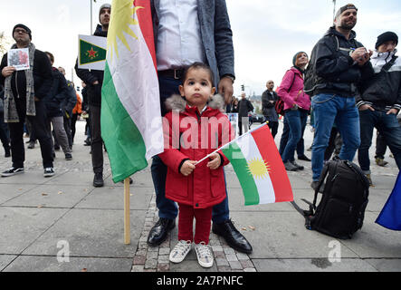 Prague, République tchèque. 09Th Nov, 2019. Quelque 200 personnes ont participé à une autre réunion de protestation contre l'offensive turque dans le nord-est de la Syrie ont organisé dans le centre de Prague, en République tchèque, le 2 novembre 2019. La manifestation était organisée par le comité de défense de la révolution en Rojava, exigeant la suspension de l'adhésion à l'OTAN et la création d'une zone d'exclusion aérienne en Syrie du nord. Photo : CTK Michaela Rihova/Photo/Alamy Live News Banque D'Images