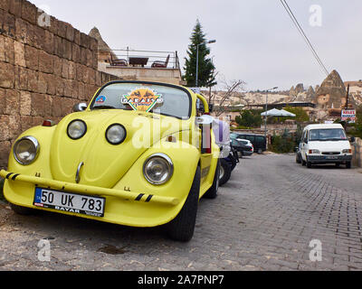 Göreme, Turquie - Octobre 2019. Old Time jaune voiture garée sur le pavé de la rue de la Cappadoce. Banque D'Images
