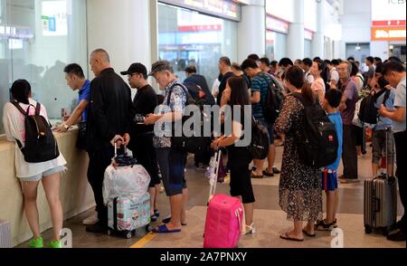 Voyageurs d'attendre en ligne pour obtenir un remboursement de leur billet à la gare de l'ouest de Jinan Jinan en ville, est de la Chine.s la province de Shandong, le 11 août 2019. Banque D'Images