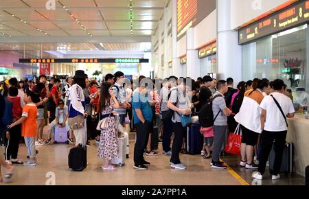 Voyageurs d'attendre en ligne pour obtenir un remboursement de leur billet à la gare de l'ouest de Jinan Jinan en ville, est de la Chine.s la province de Shandong, le 11 août 2019. Banque D'Images