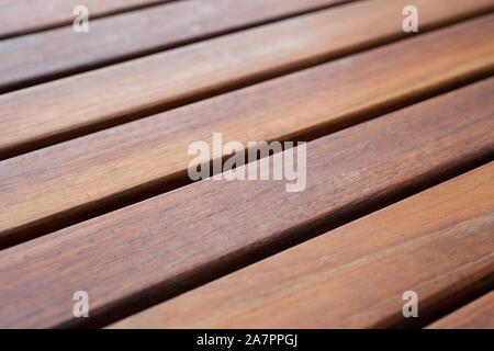 Close up texture de planches en bois marron vernis bandes, macro Banque D'Images