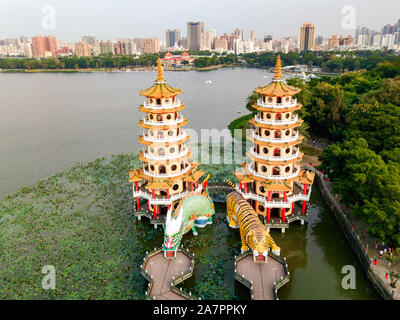 Drone/photo aérienne de l'étang de lotus temples et sites culturels à Kaohsiung, Taïwan. Banque D'Images