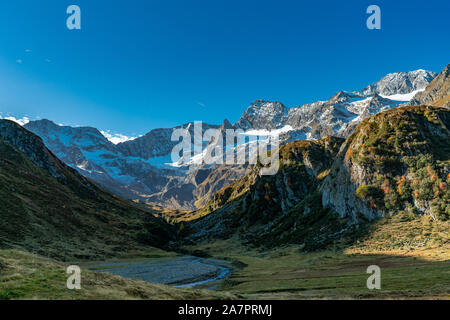 Chemin de randonnée au Parc Naturel Texelgruppe Timmelsjoch et conduisant à l'Seebersee lake avec l'alpine montagnes en arrière-plan dans un automne lumineux da Banque D'Images