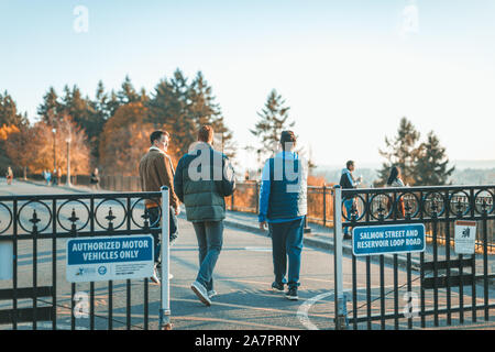 Portland, Oregon - Nov 3, 2019 : les uns flânant au Mt. Réservoirs d'eau Tabor Park à l'après-midi ensoleillé Banque D'Images