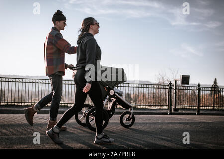 Portland, Oregon - Nov 3, 2019 : les uns flânant au Mt. Réservoirs d'eau Tabor Park à l'après-midi ensoleillé Banque D'Images