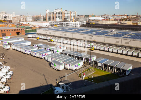 Les camions et les remorques au Federal Express depot, Queens, New York City, États-Unis d'Amérique. Banque D'Images