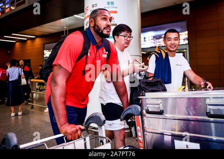 Étoile de basket-ball Français Boris Diaw arrive à l'Aéroport International Shenyang Taoxian avant le début de la Coupe du Monde de la FIBA à Shenyang c Banque D'Images