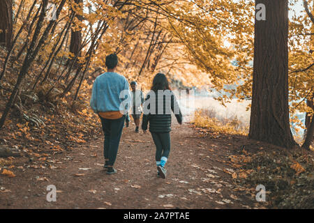 Portland, Oregon - Nov 3, 2019 : les uns flânant au Mt. Réservoirs d'eau Tabor Park à l'après-midi ensoleillé Banque D'Images