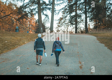 Portland, Oregon - Nov 3, 2019 : les uns flânant au Mt. Réservoirs d'eau Tabor Park à l'après-midi ensoleillé Banque D'Images