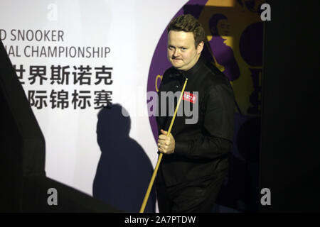 Shaun Murphy d'Angleterre pose avant leur dernier match face à Judd Trump d'Angleterre au cours de la World Snooker 2019 Championnat International de Daqin Banque D'Images