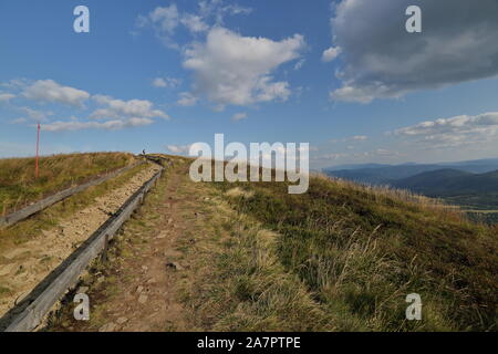 Paysage avec des Bieszczady en Pologne, beau temps, Trail, rare de l'herbe sèche, ciel bleu avec quelques nuages, vue panoramique Banque D'Images