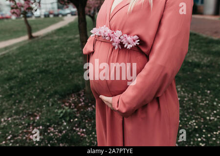 Femme enceinte avec un gros ventre, photographié en face Photo Stock - Alamy