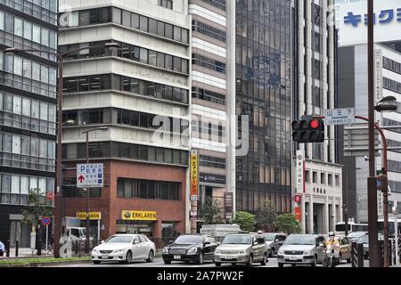 TOKYO, JAPON - 9 mai 2012 : Les gens conduisent à Akasaka district de Minato, Tokyo, Japon. La grande région de Tokyo est la plus populeuse de la région métropolitaine Banque D'Images