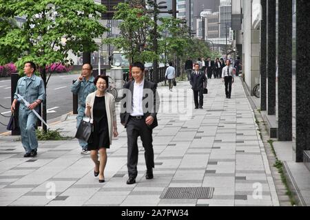 TOKYO, JAPON - 9 mai 2012 : la vie en ville dans le quartier d'Akasaka Minato, Tokyo, Japon. La grande région de Tokyo est la plus populeuse de la région métropolitaine e Banque D'Images