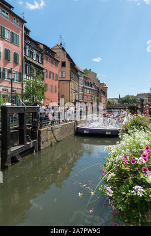 Strasbourg, Bas-Rhin / France - 10 août 2019 : visite guidée à Strasbourg avec bateau de passagers passant par la rivière des verrous sur les canaux en Banque D'Images