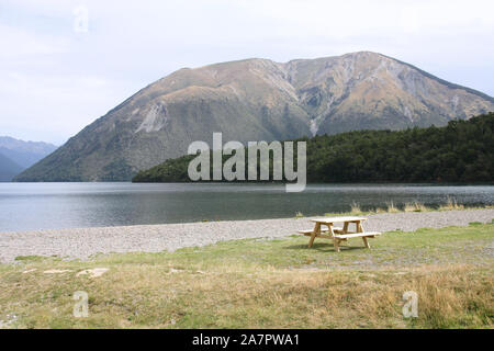 La Nouvelle-Zélande. Nelson Lakes National Park - banc vide. Banque D'Images