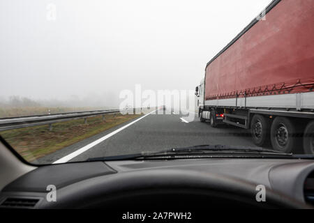 Dépassements camion sur l'autoroute de mauvaise visbility Banque D'Images